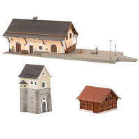 Faller H0 Bahnhof Susch mit Schalthaus, Toilette, Brunnen