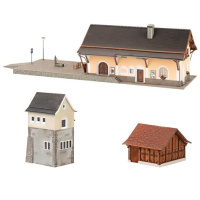 Faller H0 Bahnhof Susch mit Schalthaus, Toilette, Brunnen