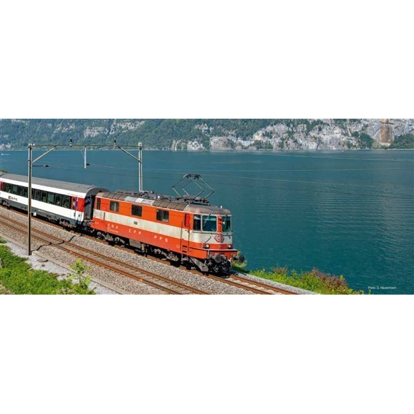 Roco H0 AC Elektrolokomotive Re 4/4 II 11108 "Swiss Express", SBB, orange/weiss, digital Sound