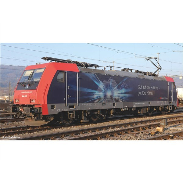 PIKO H0 DC Elektrolokomotive Re 484 020-3, Traxx, SBB Cargo, "Gut f&uuml;rs Klima", rot/blau, digital Sound