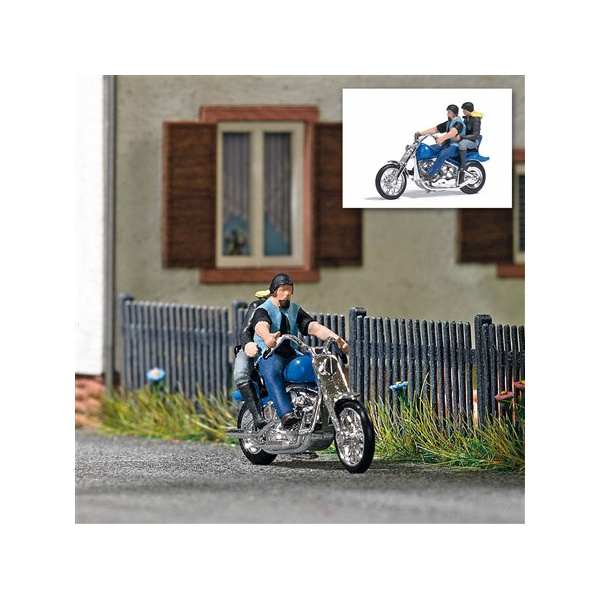 BUSCH H0 Action Set: US Motorrad mit Bikerp&auml;rchen