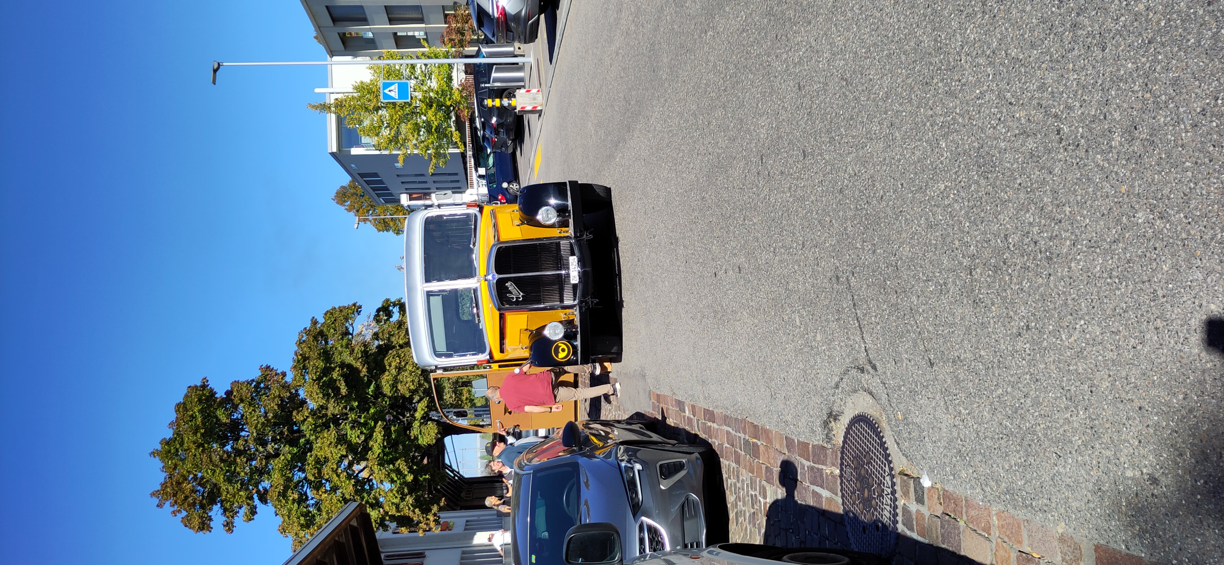 Saurer Postauto beim Bahnhof Hinwil